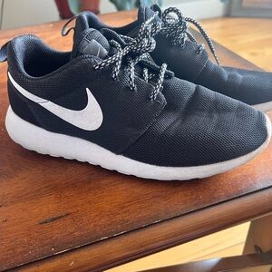 Nike Roshe One Black White Women’s Size 8 Running Shoes Lightweight Comfort